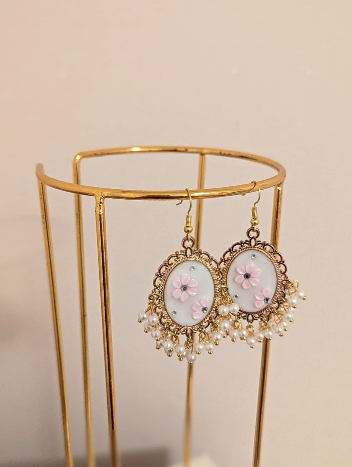 Pink flowers on white with pearls - gold earrings