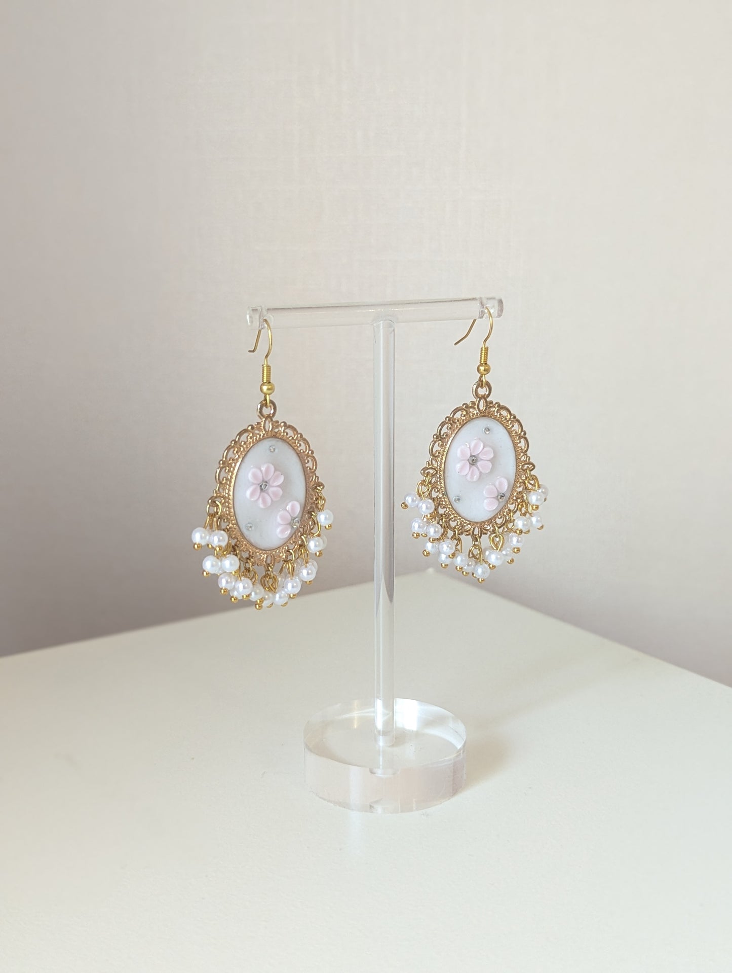 Pink flowers on white with pearls - gold earrings