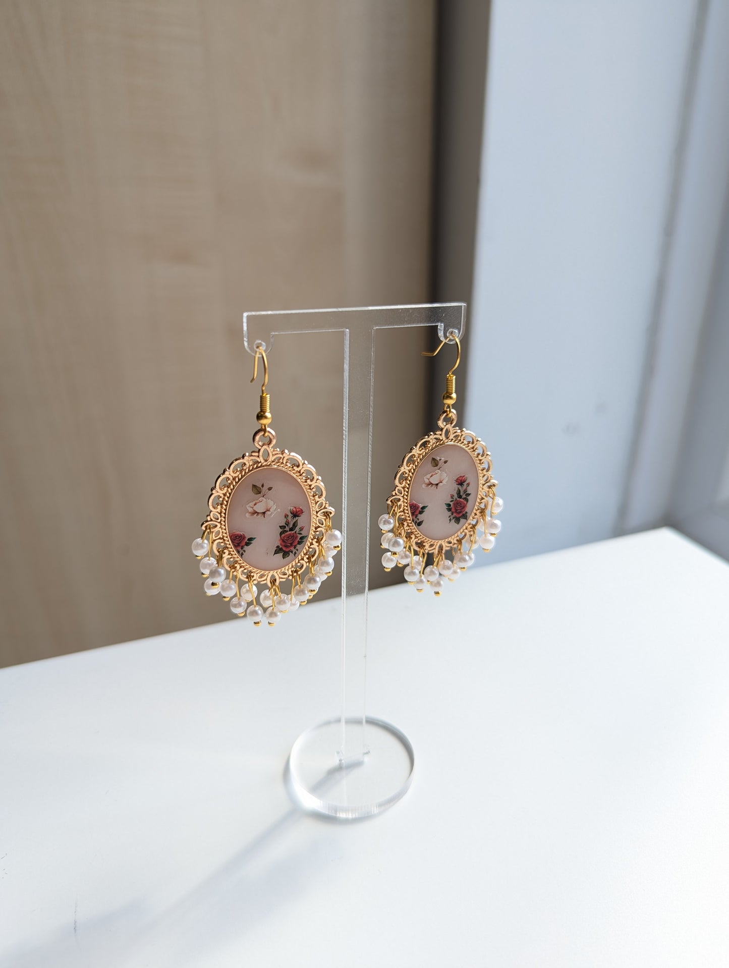 White floral resin earrings in Gold