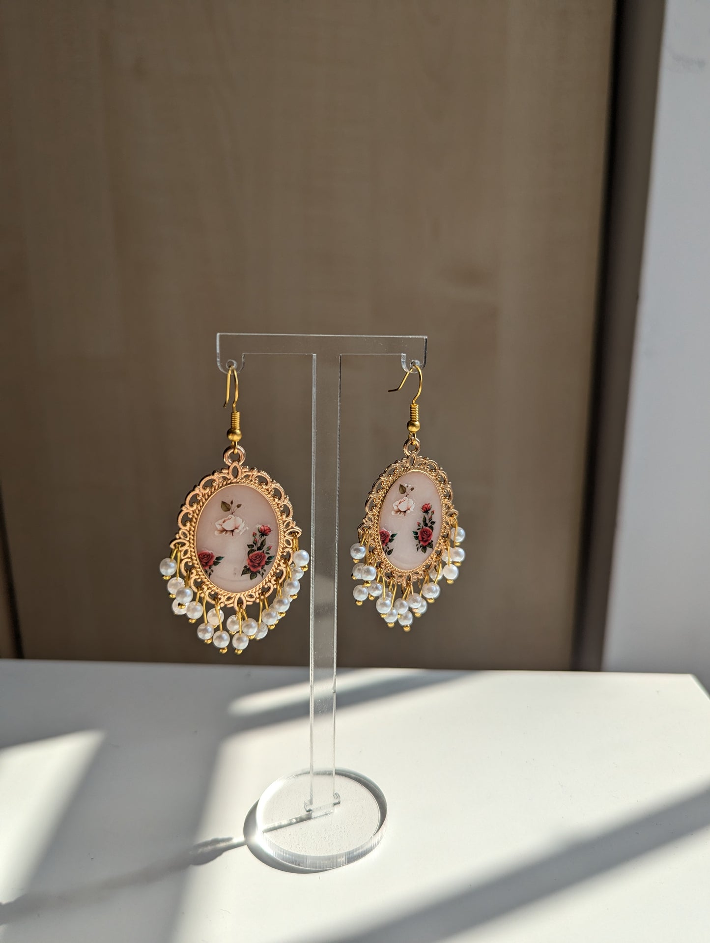 White floral resin earrings in Gold