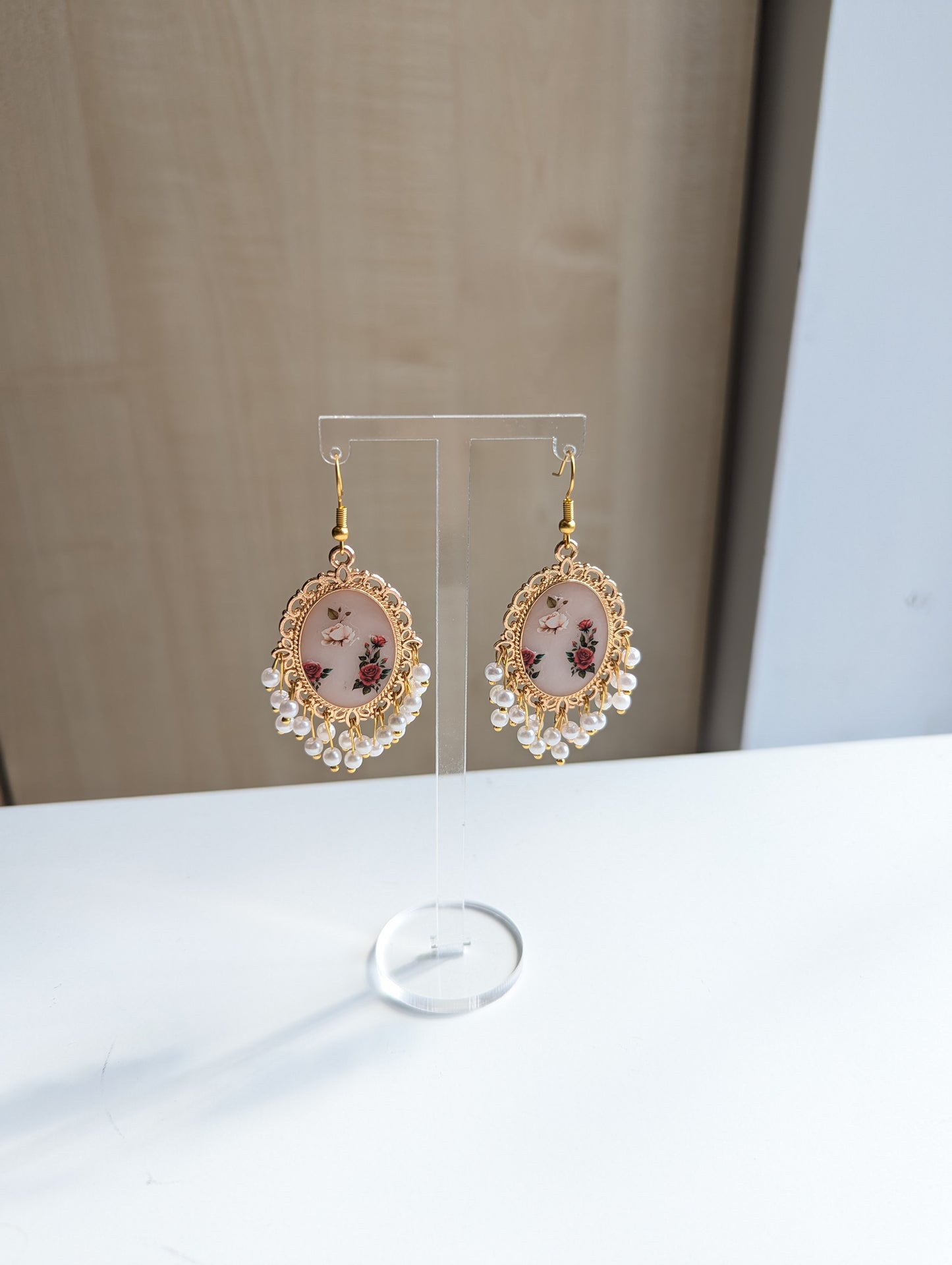 White floral resin earrings in Gold