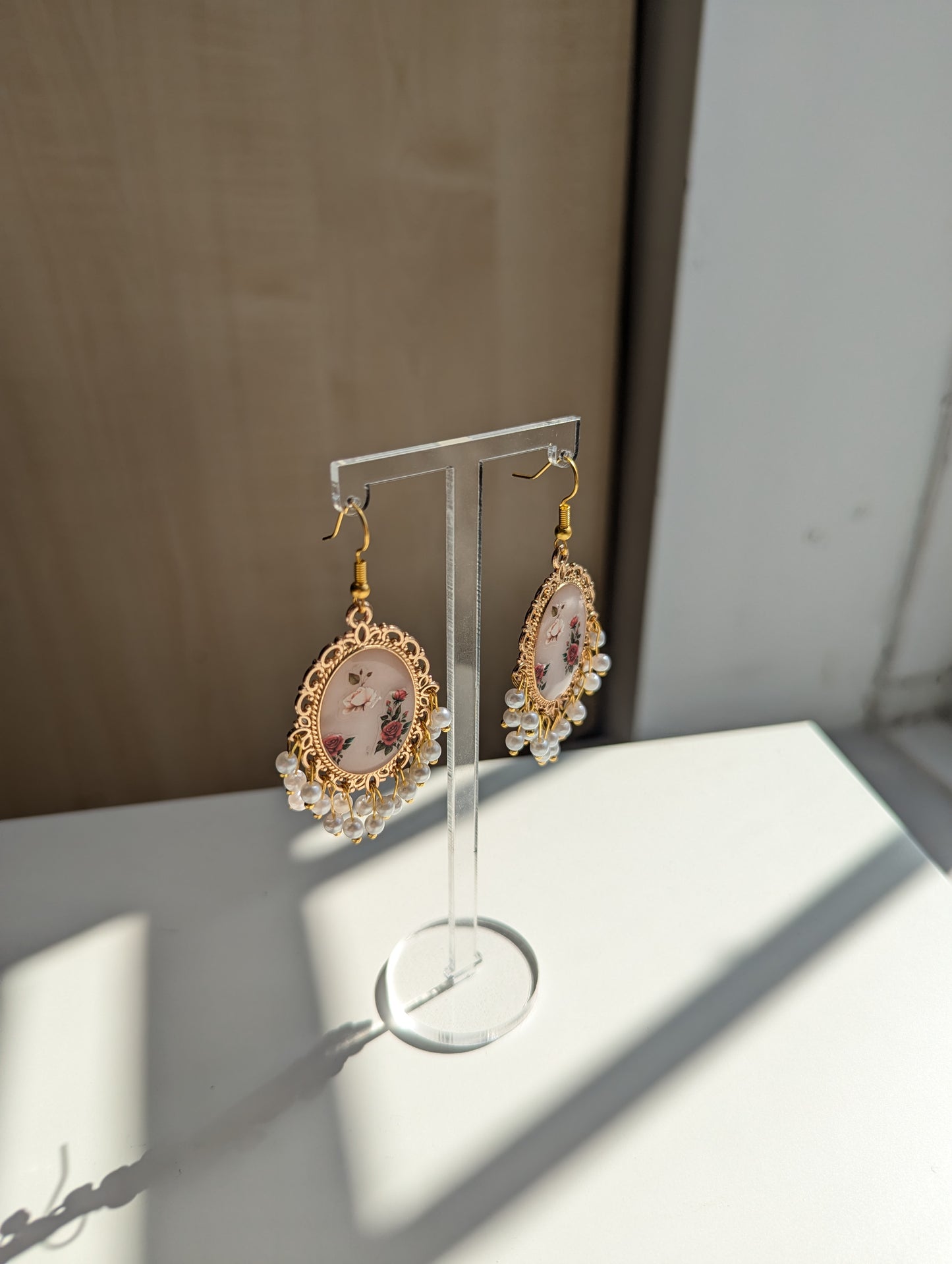 White floral resin earrings in Gold