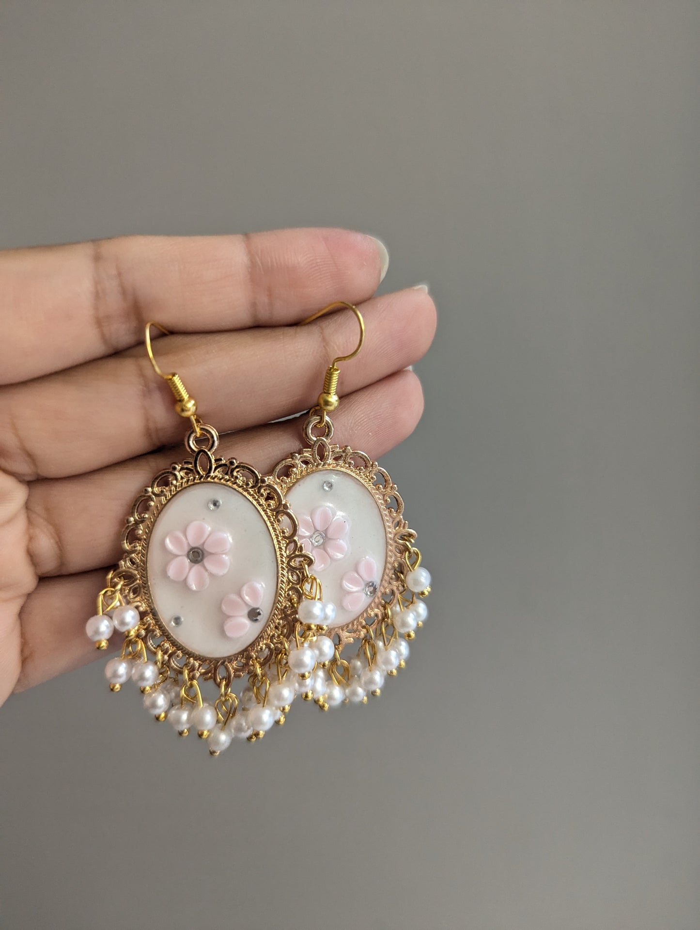 Pink flowers on white with pearls - gold earrings