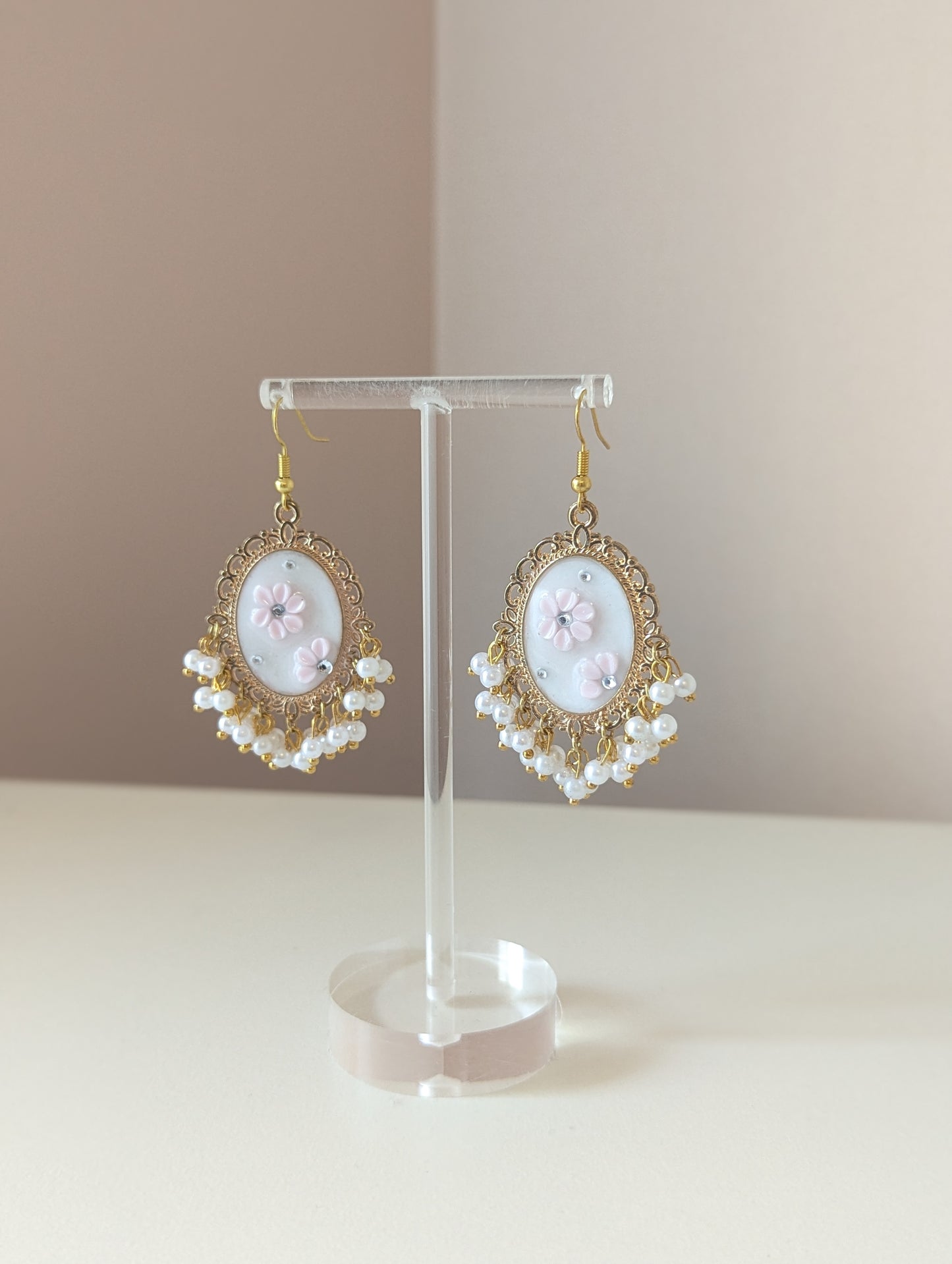 Pink flowers on white with pearls - gold earrings